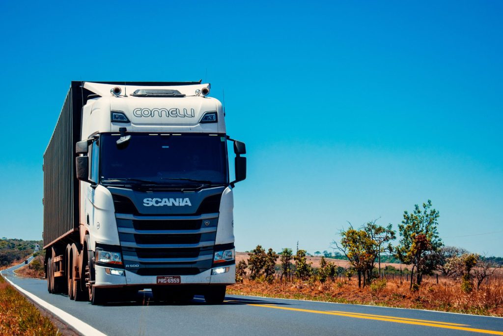 weißer LKW auf der Straße tagsüber